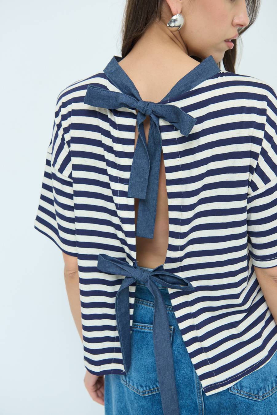 Kikisix T-SHIRT OVER RIGA CON FIOCCHI VISCOSA/LINO BLU Offerta San Valentino