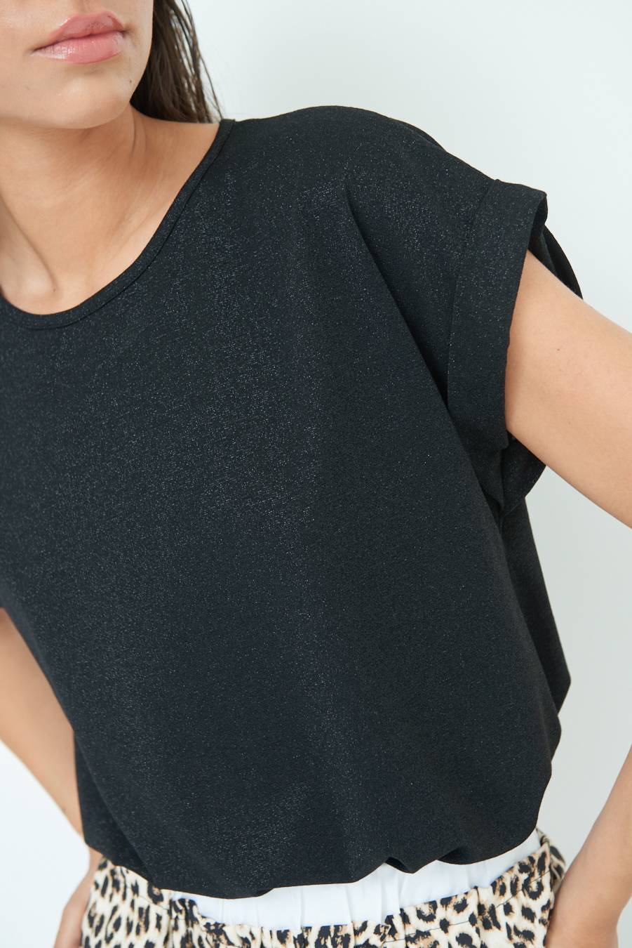 Kikisix T-SHIRT OVER CON RISVOLTO LUREX NERO Novità