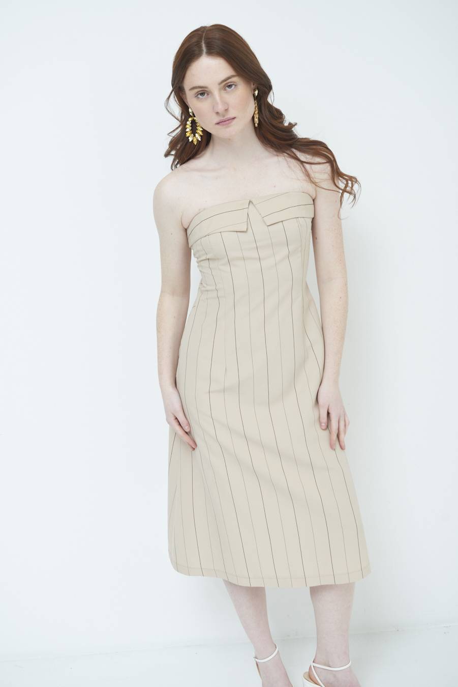 Kikisix ABITO CON RISVOLTO SENO BEIGE Economico