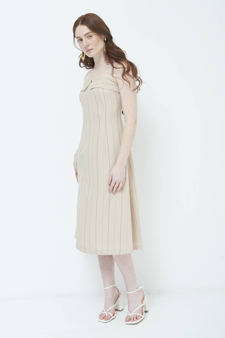 Kikisix ABITO CON RISVOLTO SENO BEIGE Economico