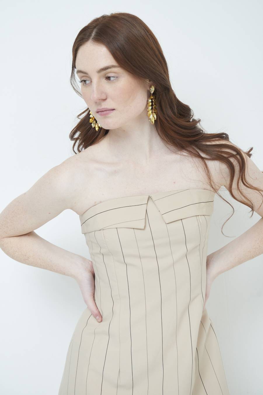 Kikisix ABITO CON RISVOLTO SENO BEIGE Economico