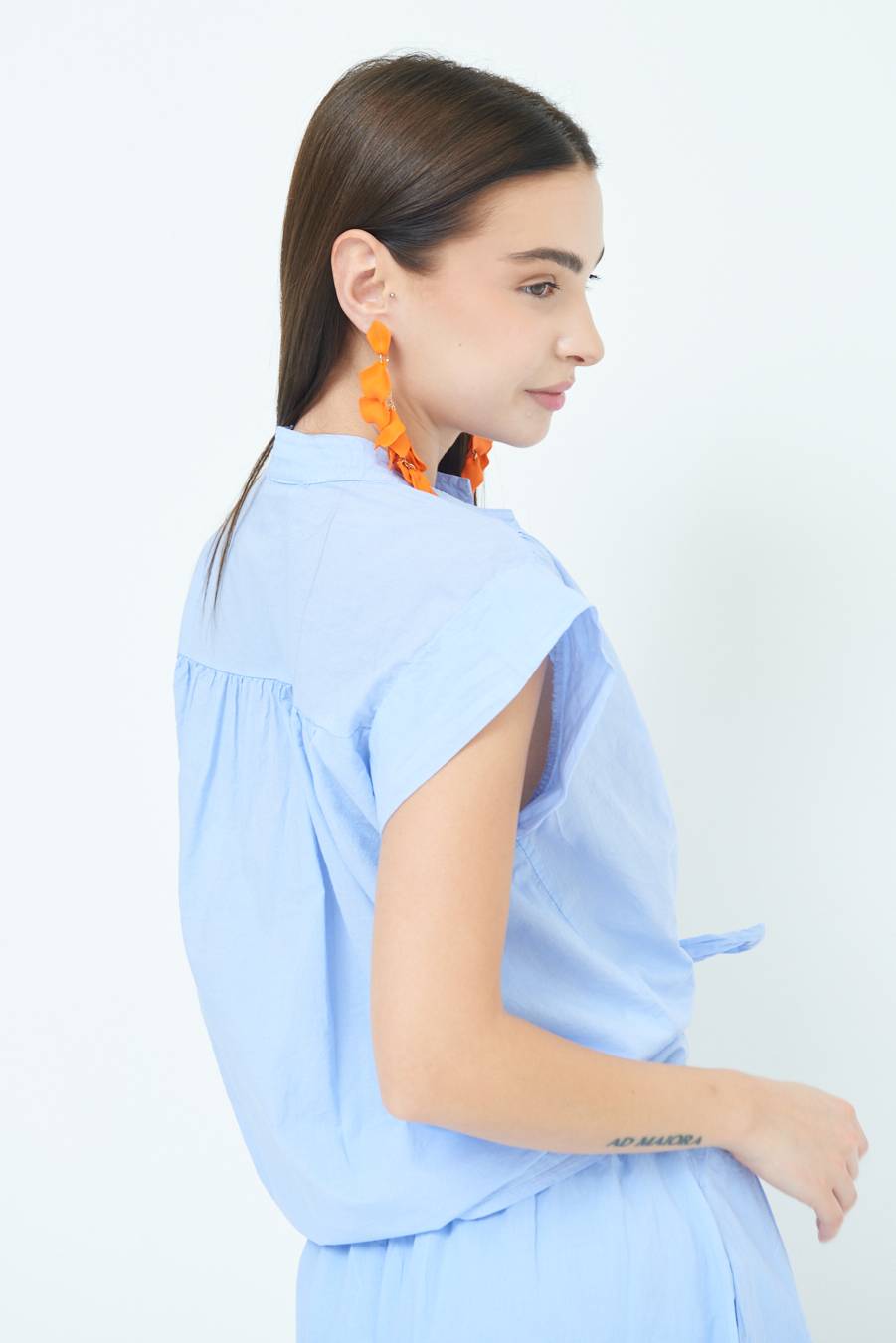 Kikisix CAMICIA SMANICATA CON NODO AZZURRO Acquista Ora