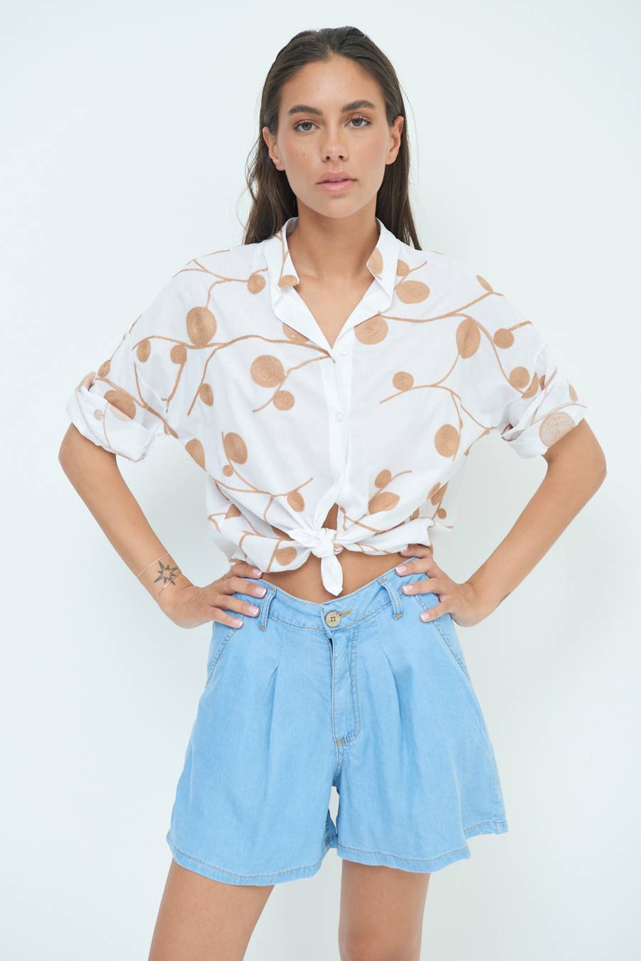 Kikisix CAMICIA NODO RICAMO CERCHIO BIANCO Prezzo Ridotto