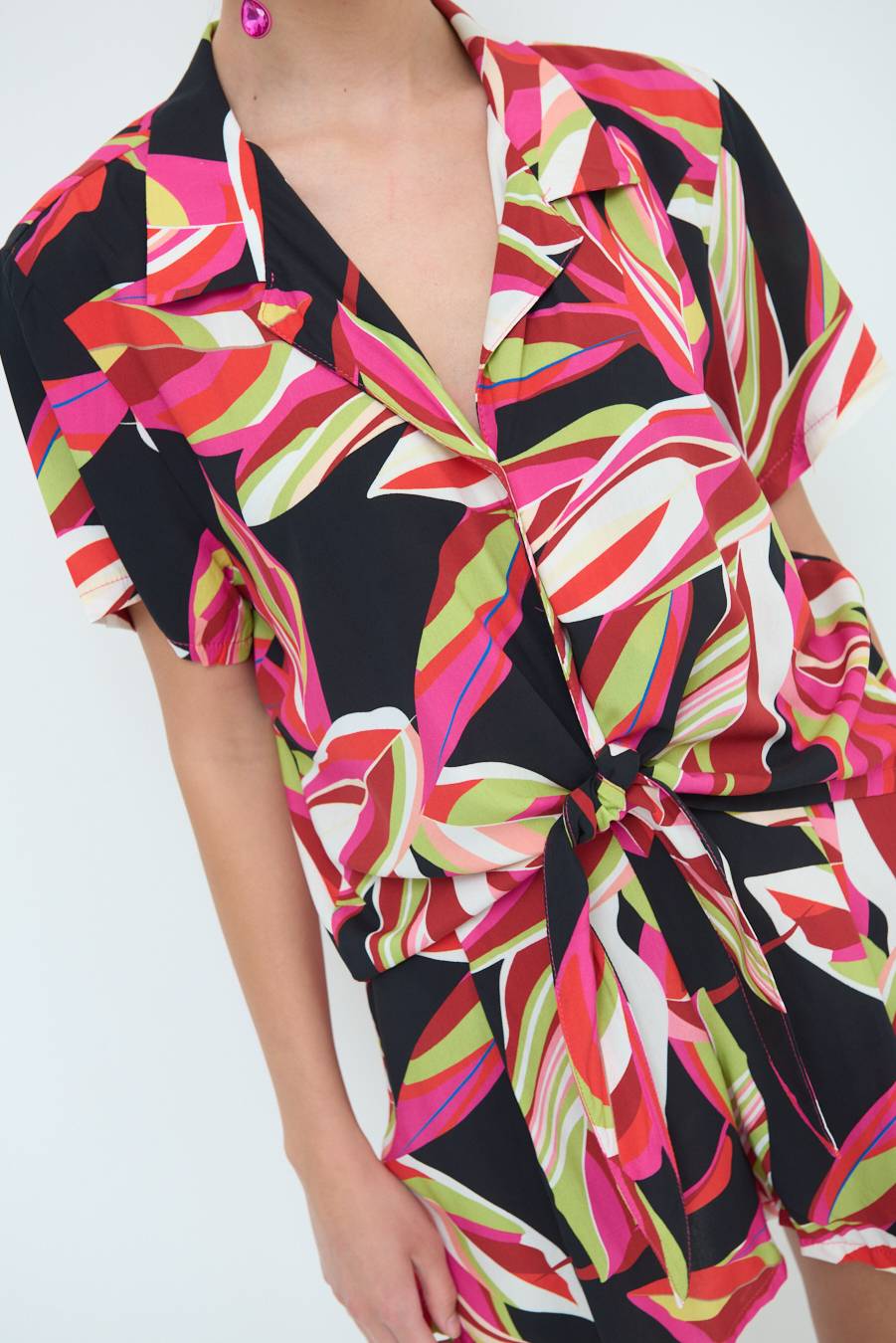 Kikisix CAMICIA ANNODATA STAMPATA A FOGLIE COLORATE NERO Convenienza