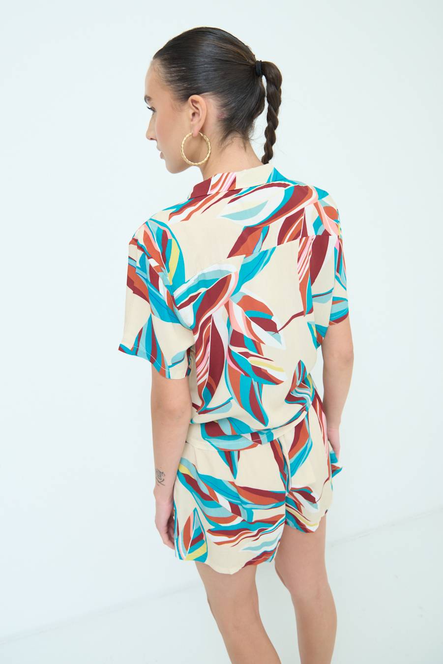 Kikisix CAMICIA ANNODATA STAMPATA A FOGLIE COLORATE ACQUA Novità