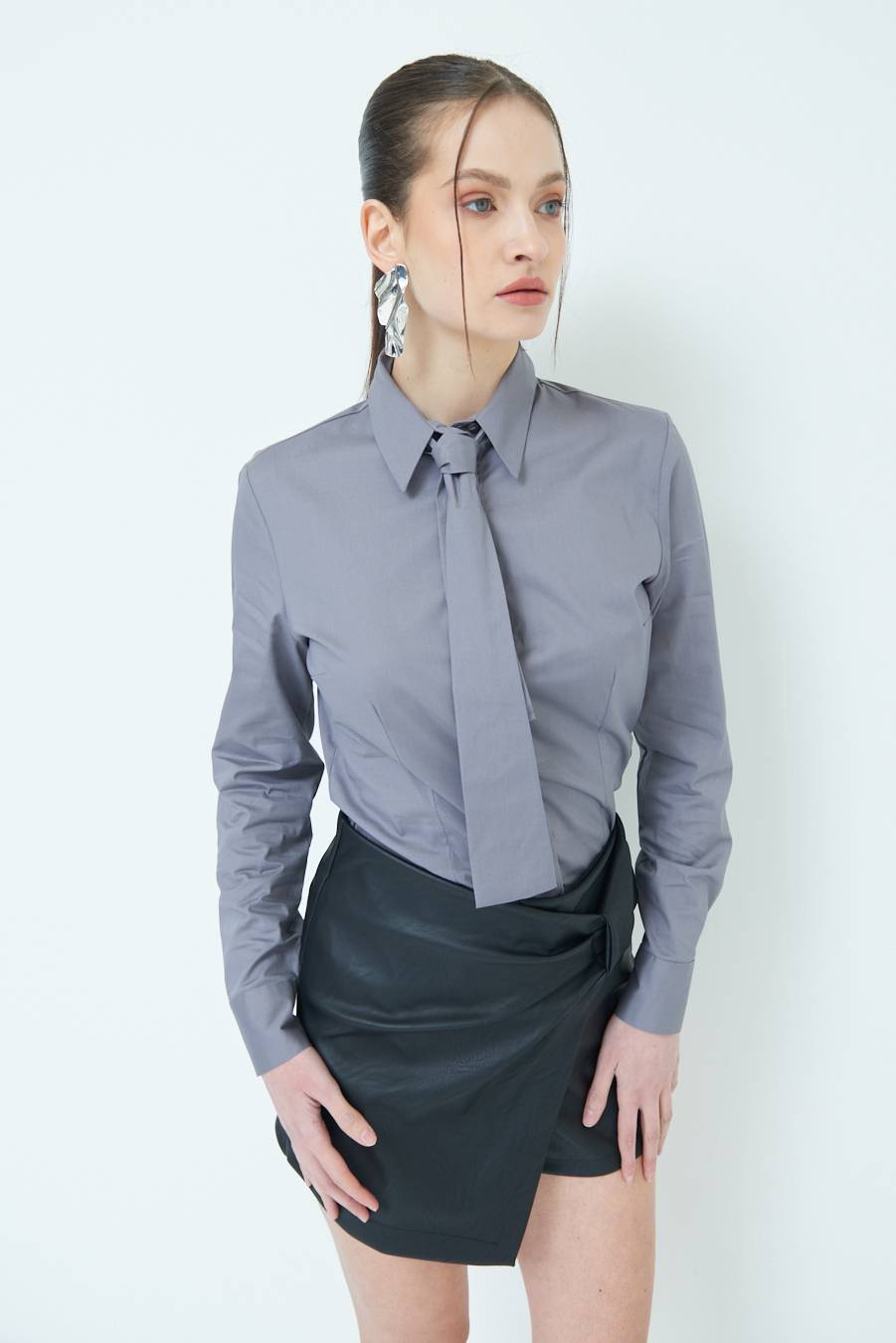 Kikisix CAMICIA CON CRAVATTA IN TINTA GRIGIO Sconto di tempo limitato