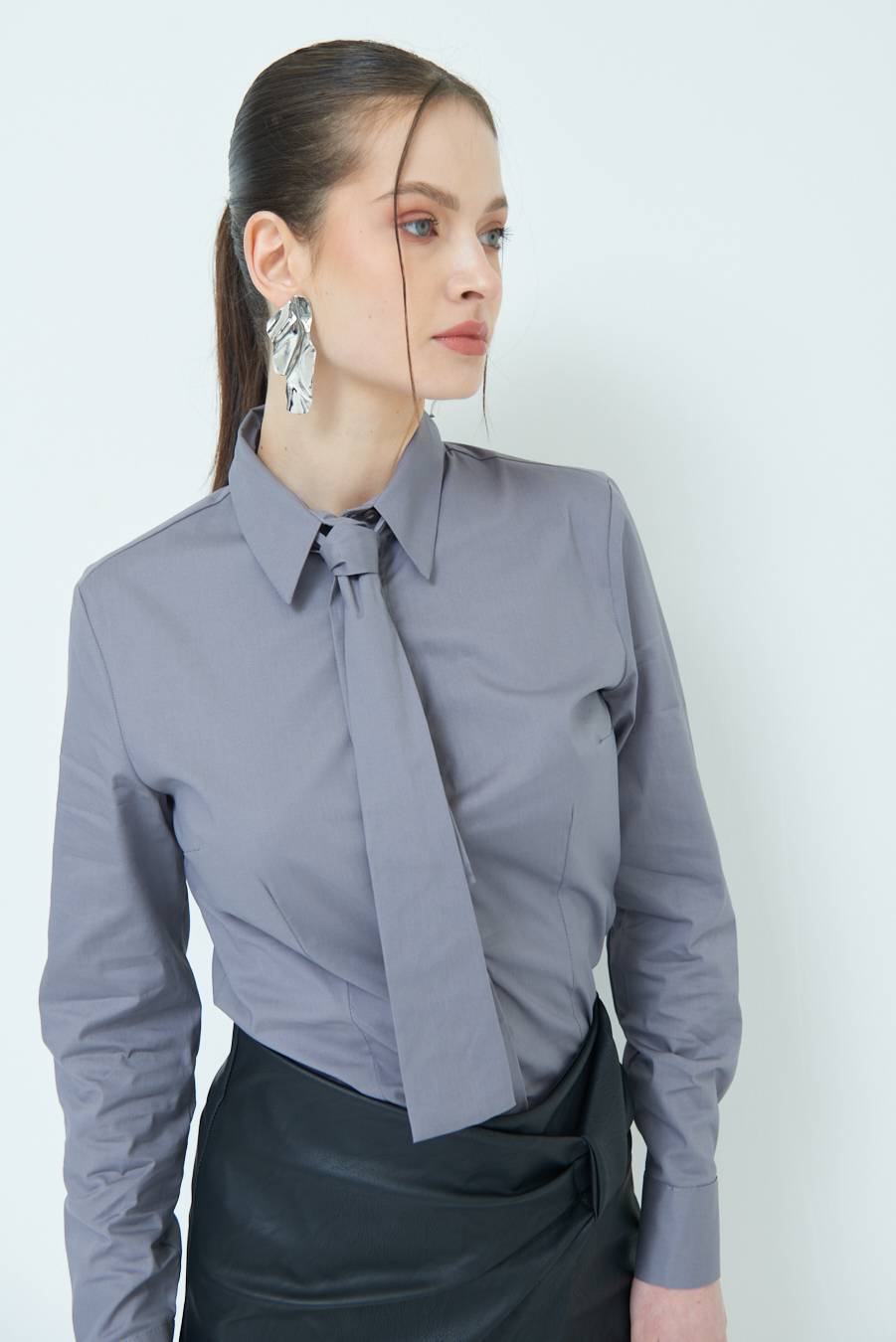 Kikisix CAMICIA CON CRAVATTA IN TINTA GRIGIO Sconto di tempo limitato