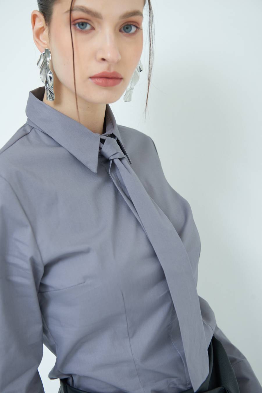 Kikisix CAMICIA CON CRAVATTA IN TINTA GRIGIO Sconto di tempo limitato