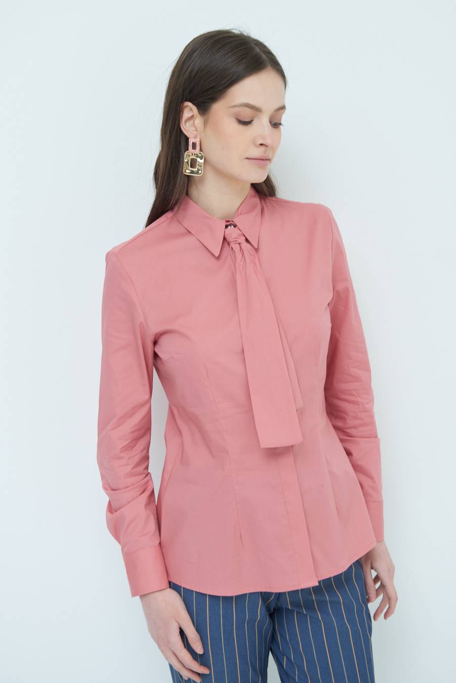 Kikisix CAMICIA CON CRAVATTA IN TINTA CIPRIA Negozio online di fabbrica