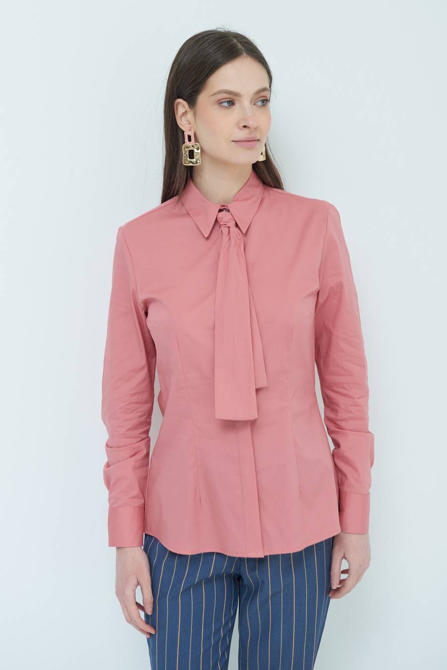 Kikisix CAMICIA CON CRAVATTA IN TINTA CIPRIA Negozio online di fabbrica