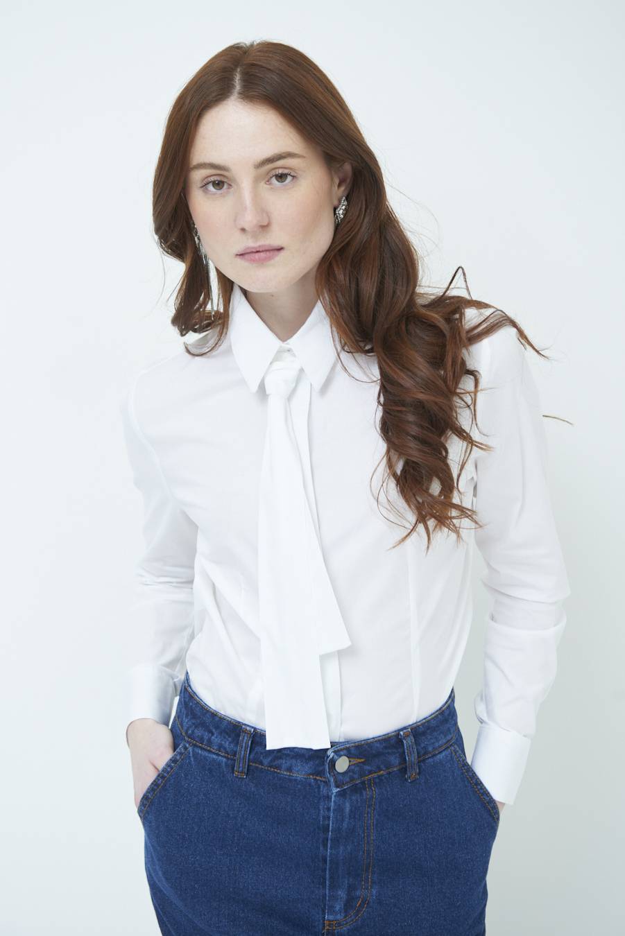 Kikisix CAMICIA CON CRAVATTA IN TINTA BIANCO