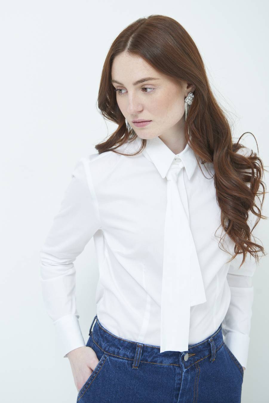 Kikisix CAMICIA CON CRAVATTA IN TINTA BIANCO Fornitura limitata