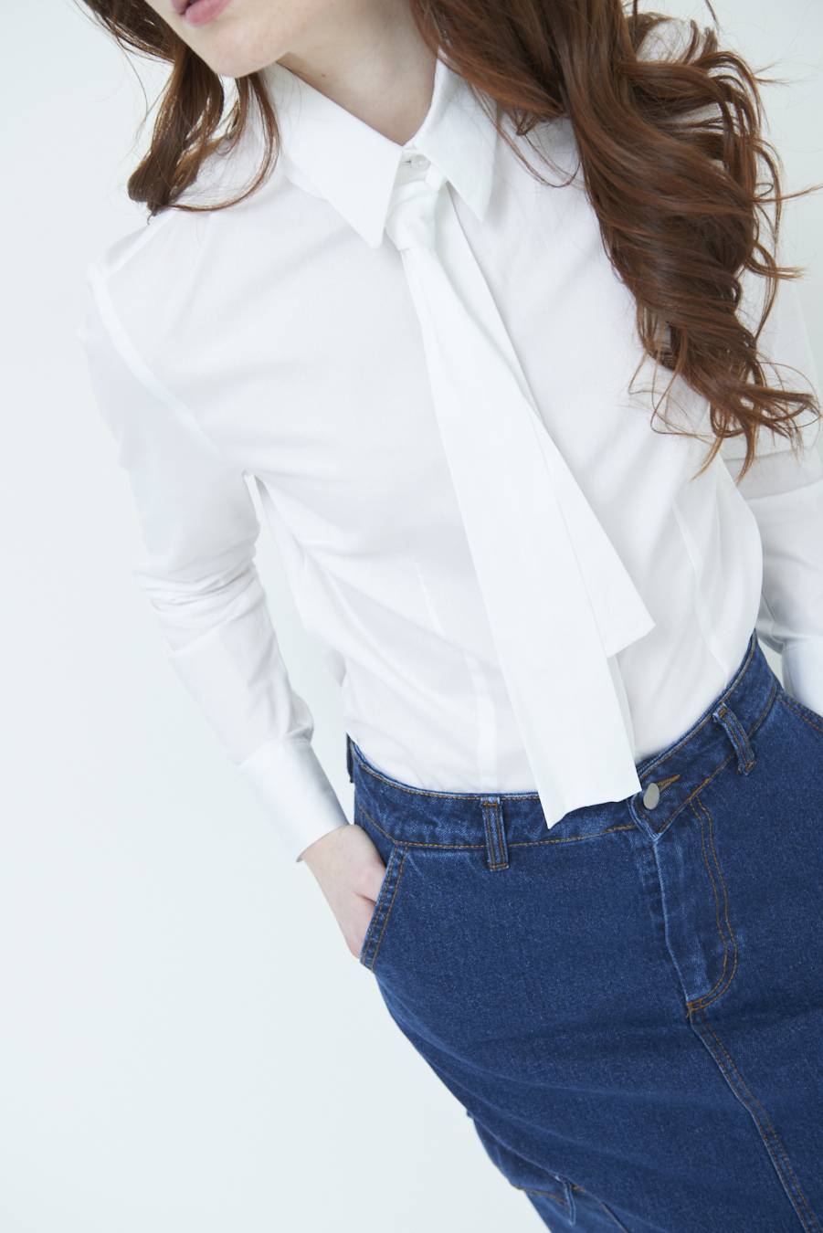 Kikisix CAMICIA CON CRAVATTA IN TINTA BIANCO Fornitura limitata