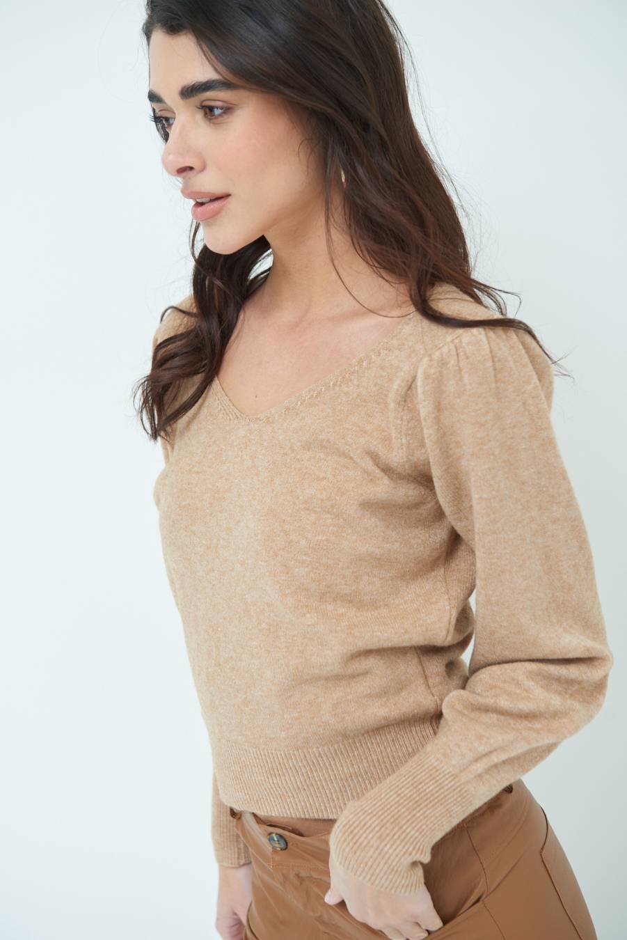 Kikisix MAGLIA SCOLLO V CON MANICA INCRESPATA CAMMELLO Offerta Pasqua