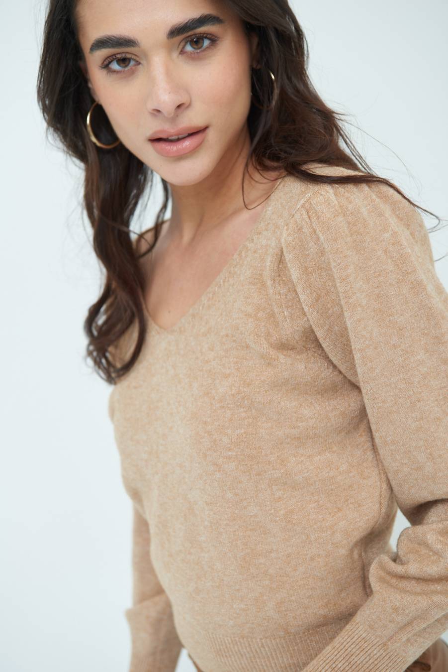 Kikisix MAGLIA SCOLLO V CON MANICA INCRESPATA CAMMELLO Offerta Pasqua