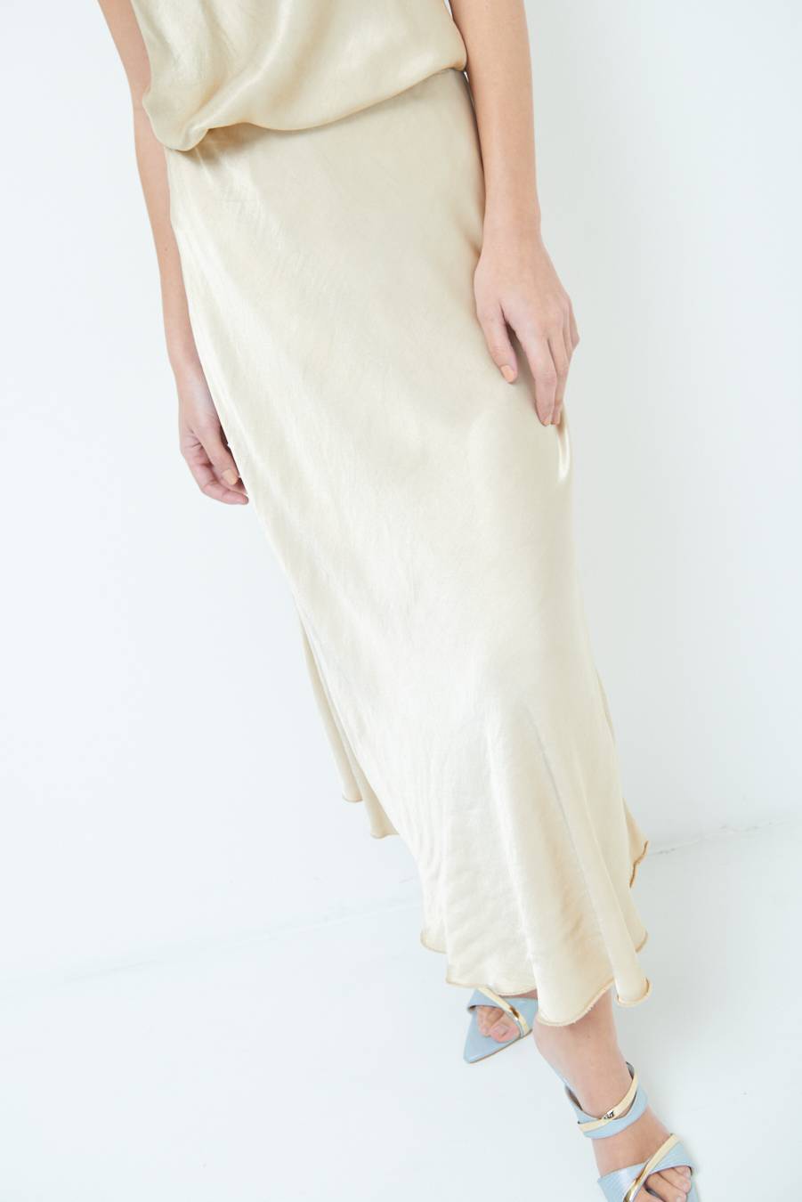 Kikisix GONNA RASO VISCOSA ORO Ultimo giorno