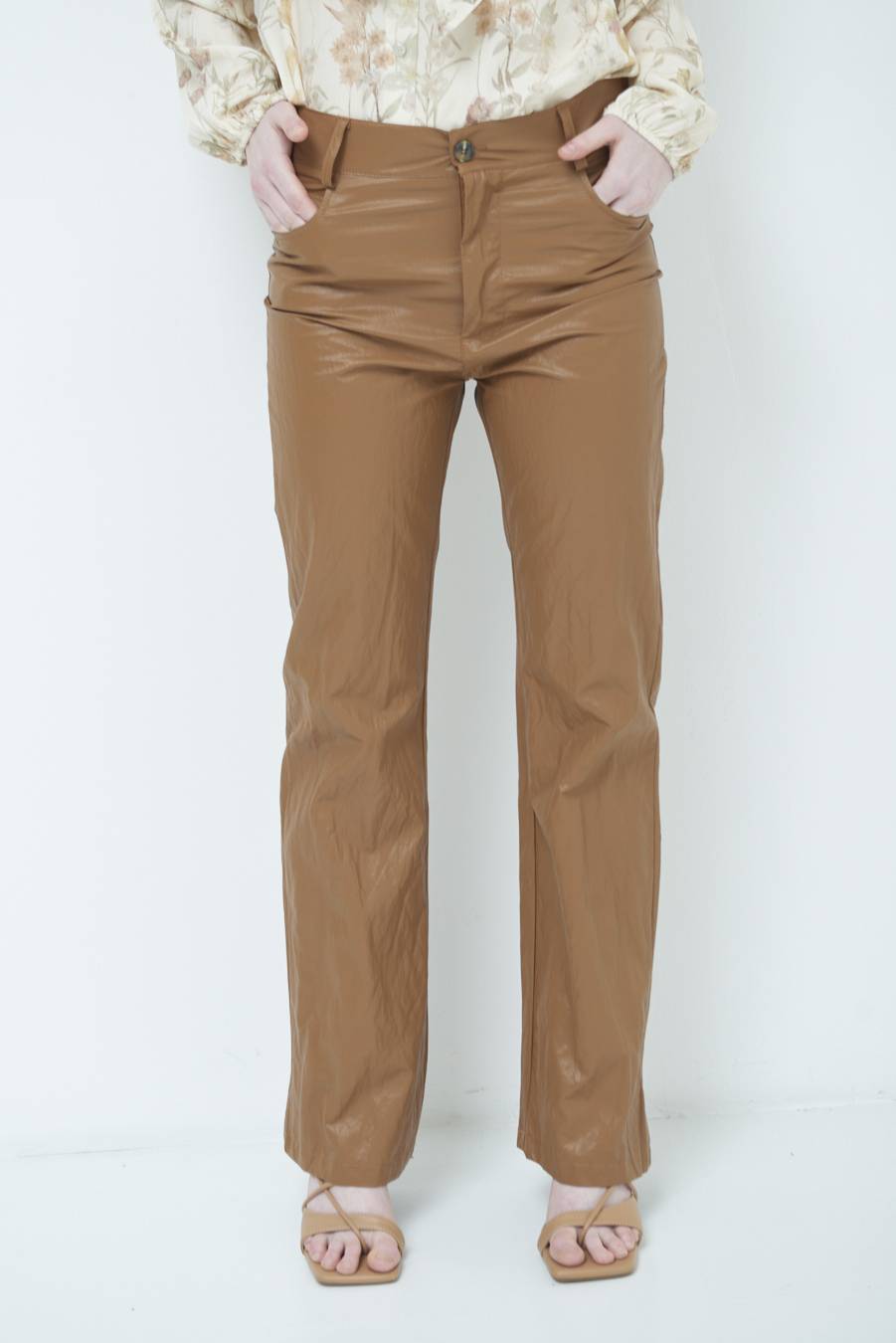 Kikisix PANTALONE ECOPELLE STROPICCIATA BEIGE Offerte esclusive