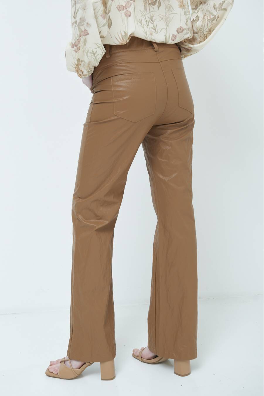 Kikisix PANTALONE ECOPELLE STROPICCIATA BEIGE Offerte esclusive