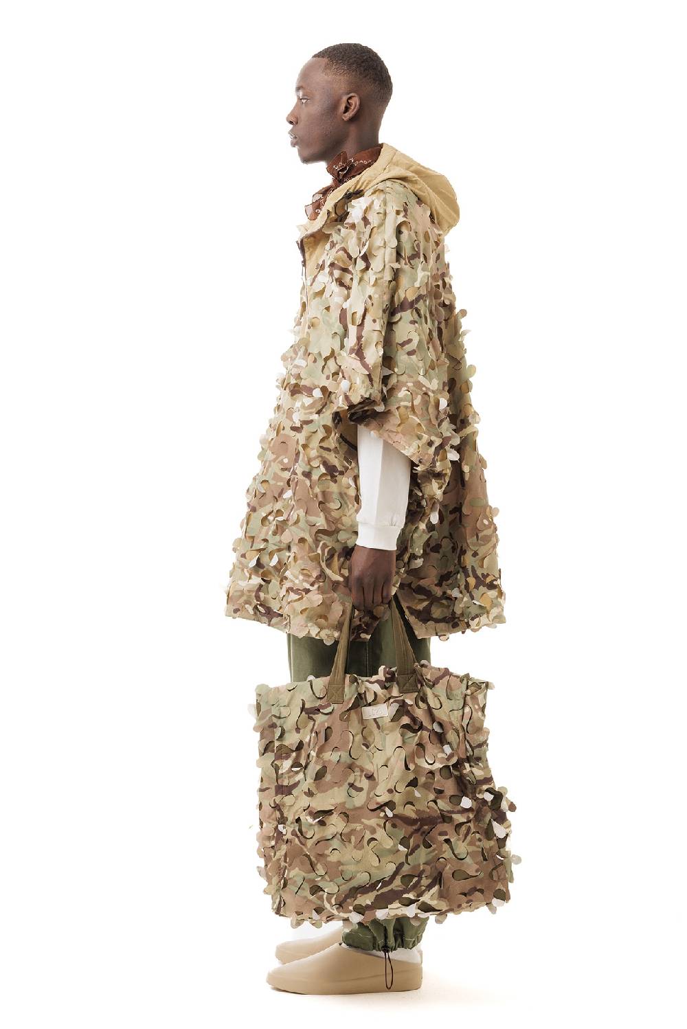Lc23 Laserated Nylon Camo Beige Cape Coat Trasporto libero internazionale