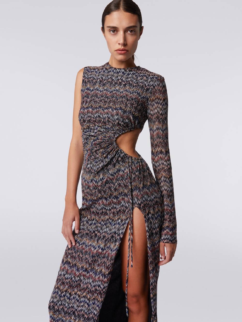 M Missoni Abito lungo monospalla con dettaglio cut-out e spacco In Saldo