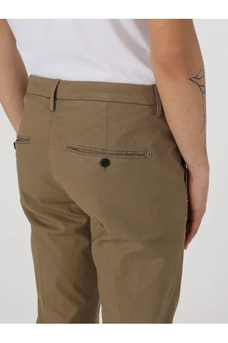 DONDUP Pantaloni di alta qualità da DONDUP Scopri i pantaloni di alta qualità di DONDUP, marchio conosciuto per il suo stile unico e la sua attenzione ai dettagli. Vestibilità perfetta e materiali pregiati In Saldo
