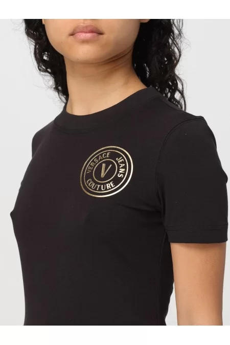 VERSACE DESCRIZIONE Maglietta elegante e di lusso di VERSACE per donne sofisticate e alla moda. Realizzata con materiali di alta qualità e design unico Italia