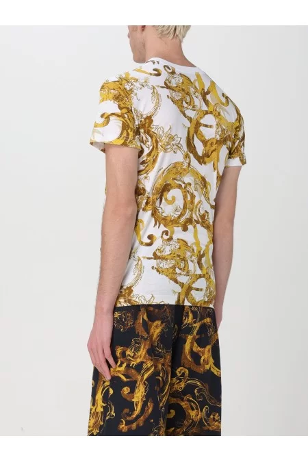 VERSACE T-shirt uomo Versace La T-shirt da uomo di Versace è sinonimo di stile e qualità. Realizzata con materiali pregiati e design elegante, è un capo iconico per l\'uomo moderno Affare Del Giorno
