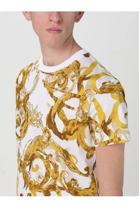 VERSACE T-shirt uomo Versace La T-shirt da uomo di Versace è sinonimo di stile e qualità. Realizzata con materiali pregiati e design elegante, è un capo iconico per l\'uomo moderno Affare Del Giorno