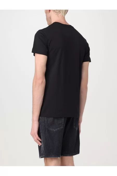 VERSACE Descrizione Maglietta Uomo Versace T-shirt Uomo Versace Maglietta di alta qualità con design elegante di Versace. Realizzata con tessuti premium per comfort e stile elevato. Per l\'uomo moderno che cerca un look distint Italy