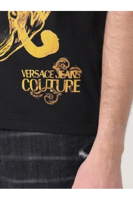 VERSACE Descrizione Maglietta Uomo Versace T-shirt Uomo Versace Maglietta di alta qualità con design elegante di Versace. Realizzata con tessuti premium per comfort e stile elevato. Per l\'uomo moderno che cerca un look distint Italy