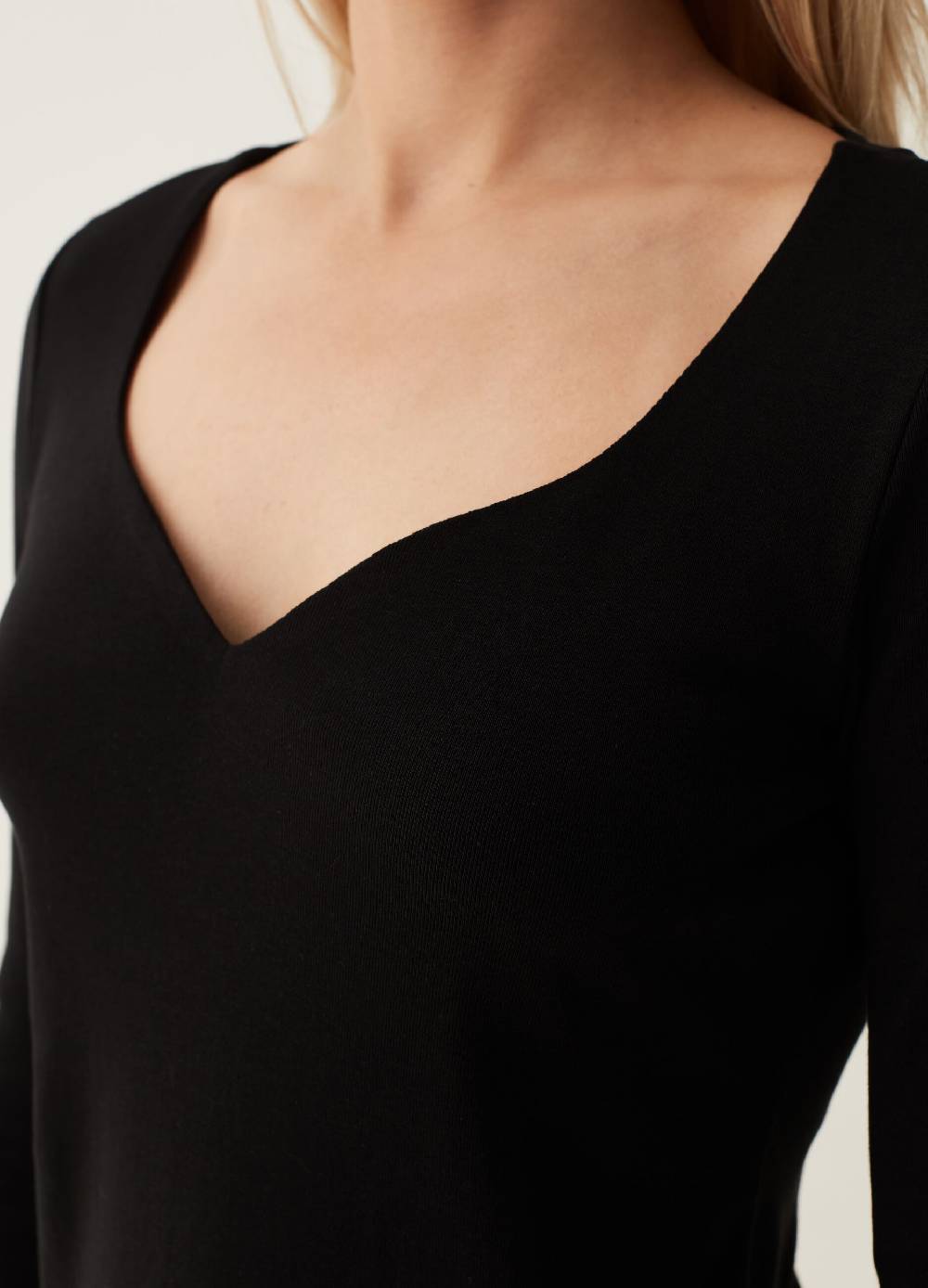 OVS T-shirt a maniche lunghe con scollo a cuore 2025