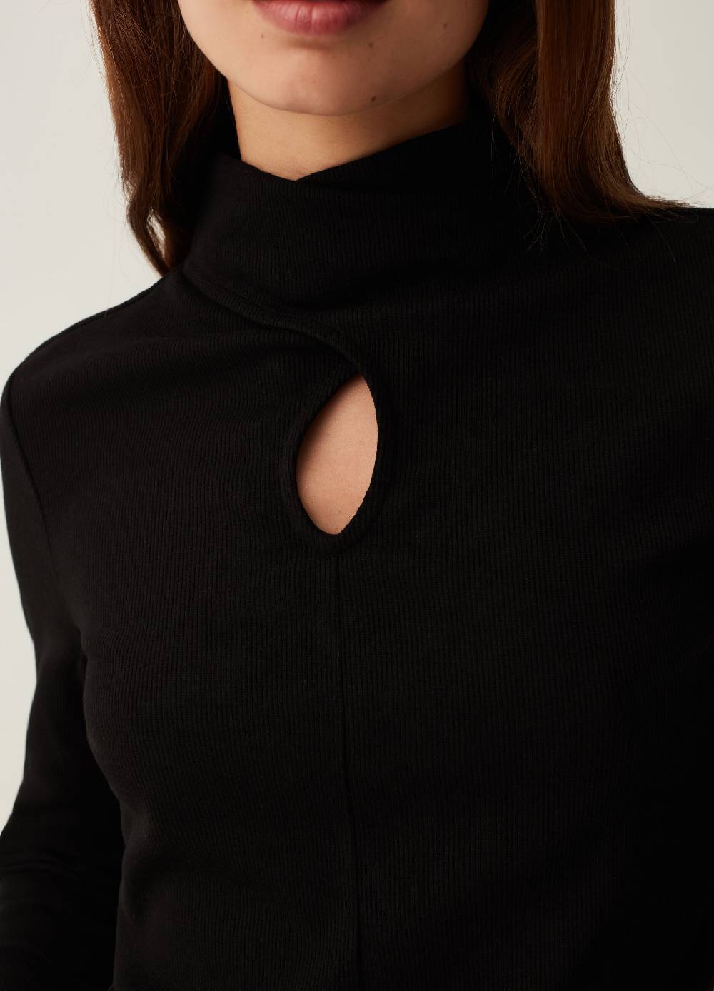 OVS T-shirt mock neck con dettaglio cut out In Vendita