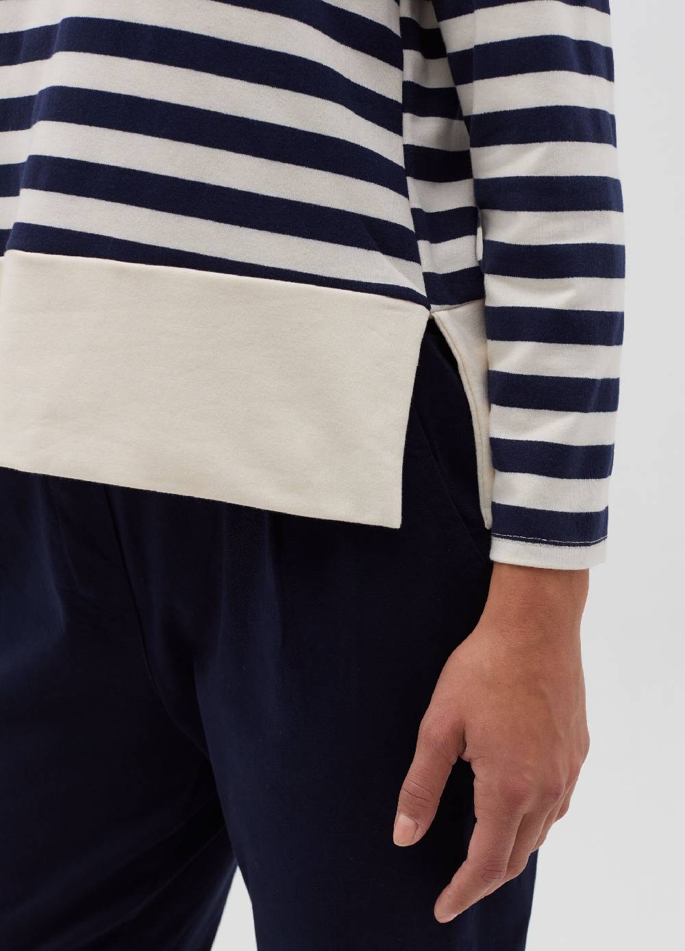 HYBRID Maglia a righe con spacchetti In Linea