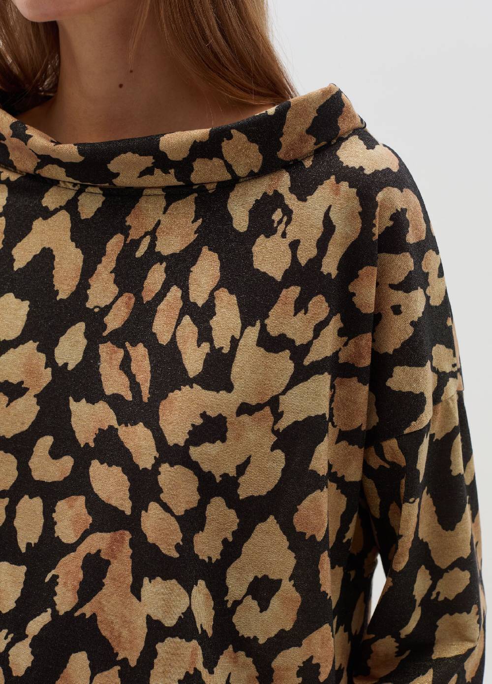 HYBRID Blusa animalier con scollo ad anello In Saldo