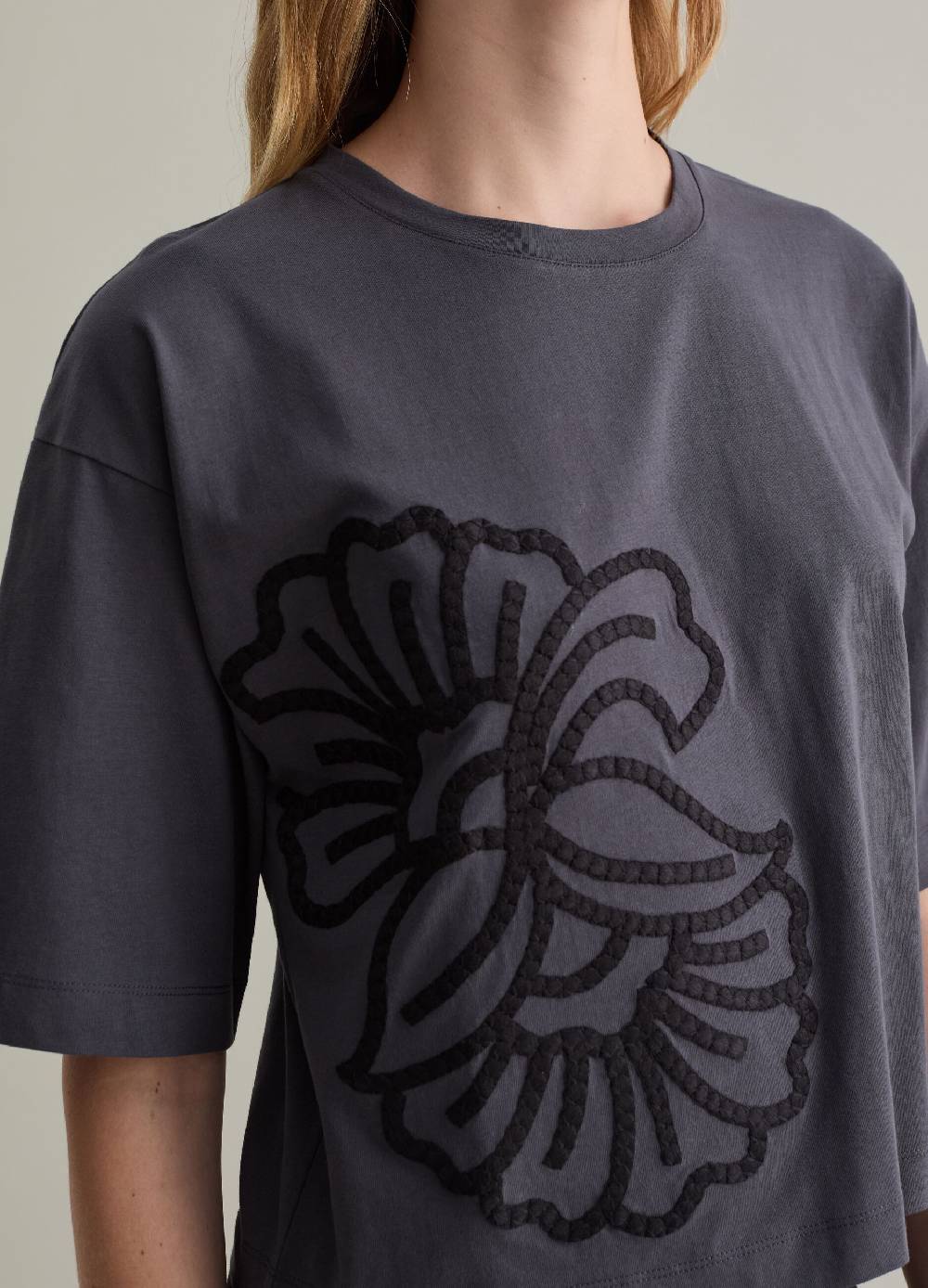 PIOMBO T-shirt over con ricamo floreale 50% di sconto per tempo limitato