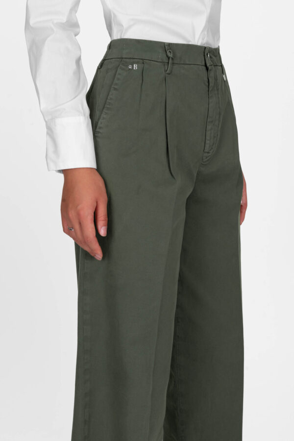 Sartoria Tramarossa PANTALONE AURELIA WIDE LEG IN GABARDINA DI COTONE VERDE Esporta salva