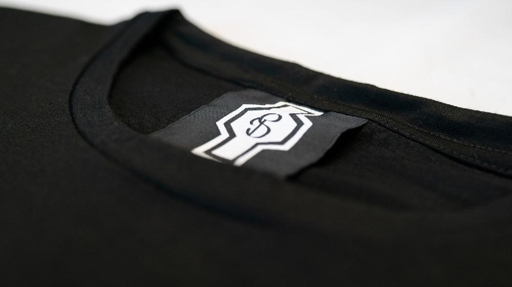 Stories Milano T-SHIRT REGULAR + PATCH – BLACK Moda