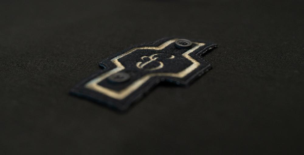 Stories Milano T-SHIRT REGULAR + PATCH – BLACK Moda